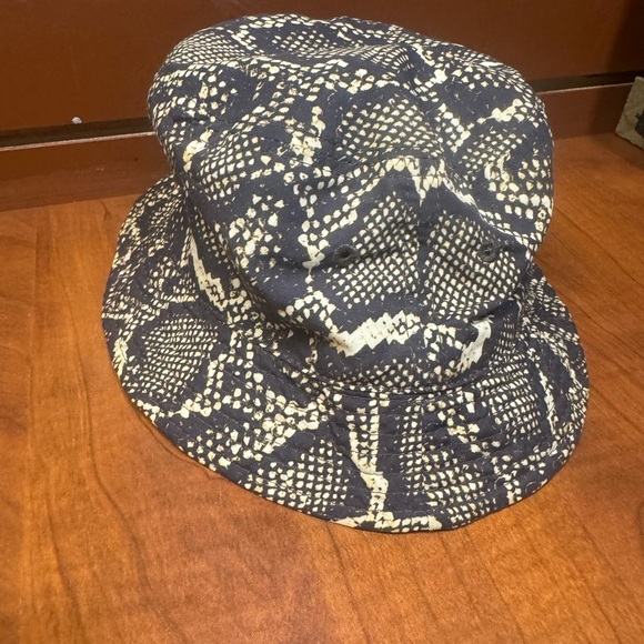 H&M Monochrome Snake Pattern Hat - Picture 2 of 6